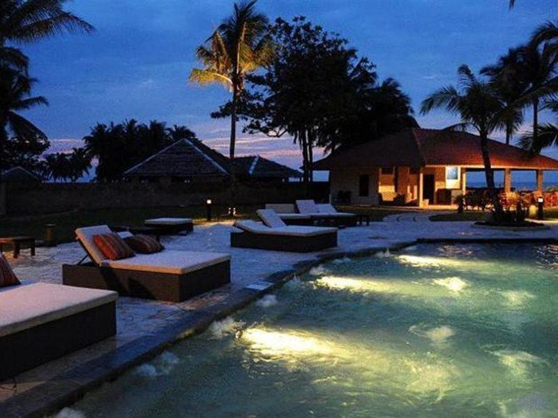 Damai Puri Resort & Spa Kuching Bagian luar foto The swimming pool at the resort