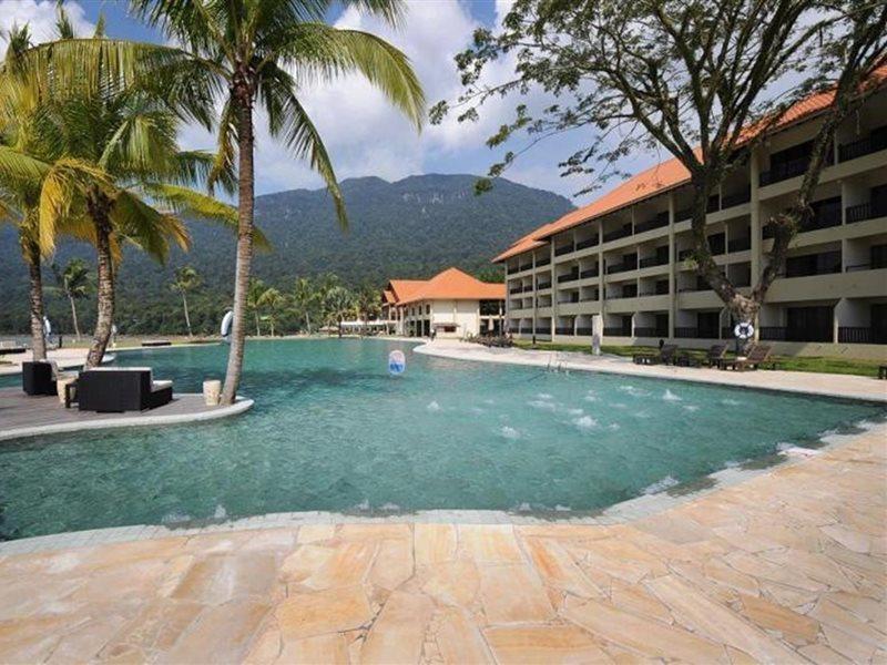 Damai Puri Resort & Spa Kuching Bagian luar foto The swimming pool at the resort