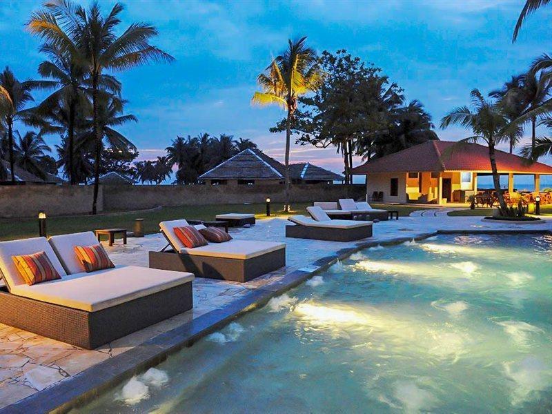 Damai Puri Resort & Spa Kuching Bagian luar foto The swimming pool at the resort