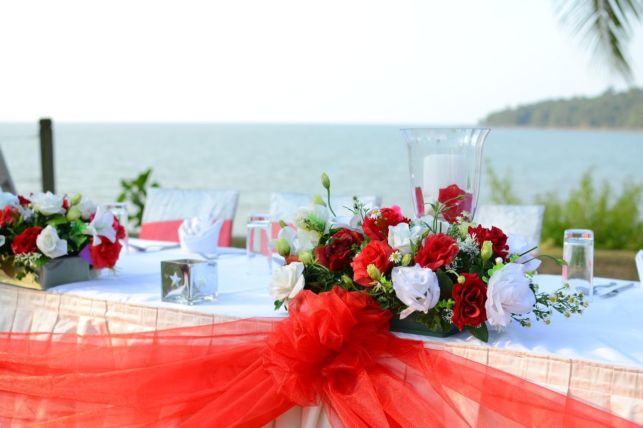 Damai Puri Resort & Spa Kuching Bagian luar foto A table decorated for a wedding