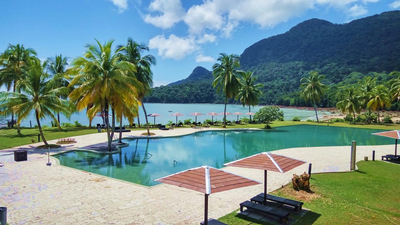 Damai Puri Resort & Spa Kuching Bagian luar foto The swimming pool at the resort