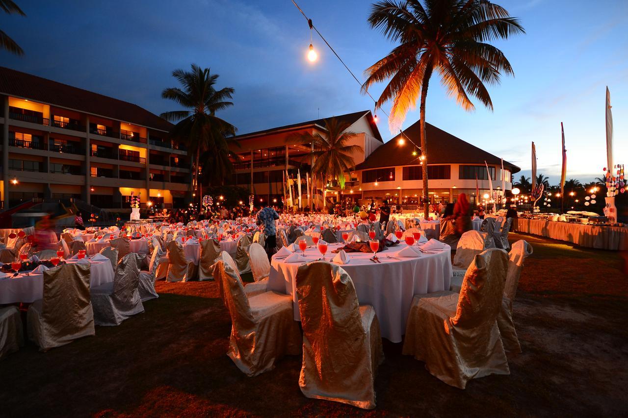 Damai Puri Resort & Spa Kuching Bagian luar foto A wedding reception at the Royal Island Resort and Spa