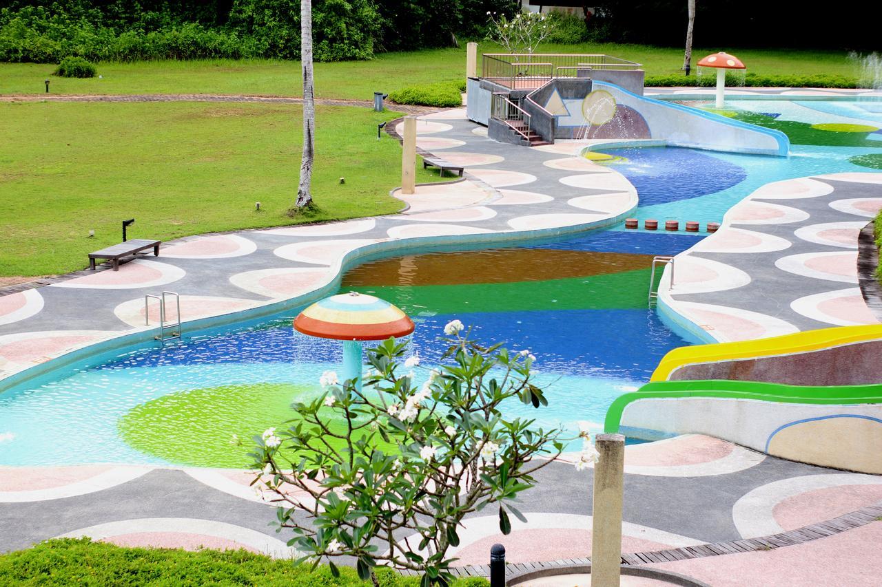 Damai Puri Resort & Spa Kuching Bagian luar foto The park's artificial river