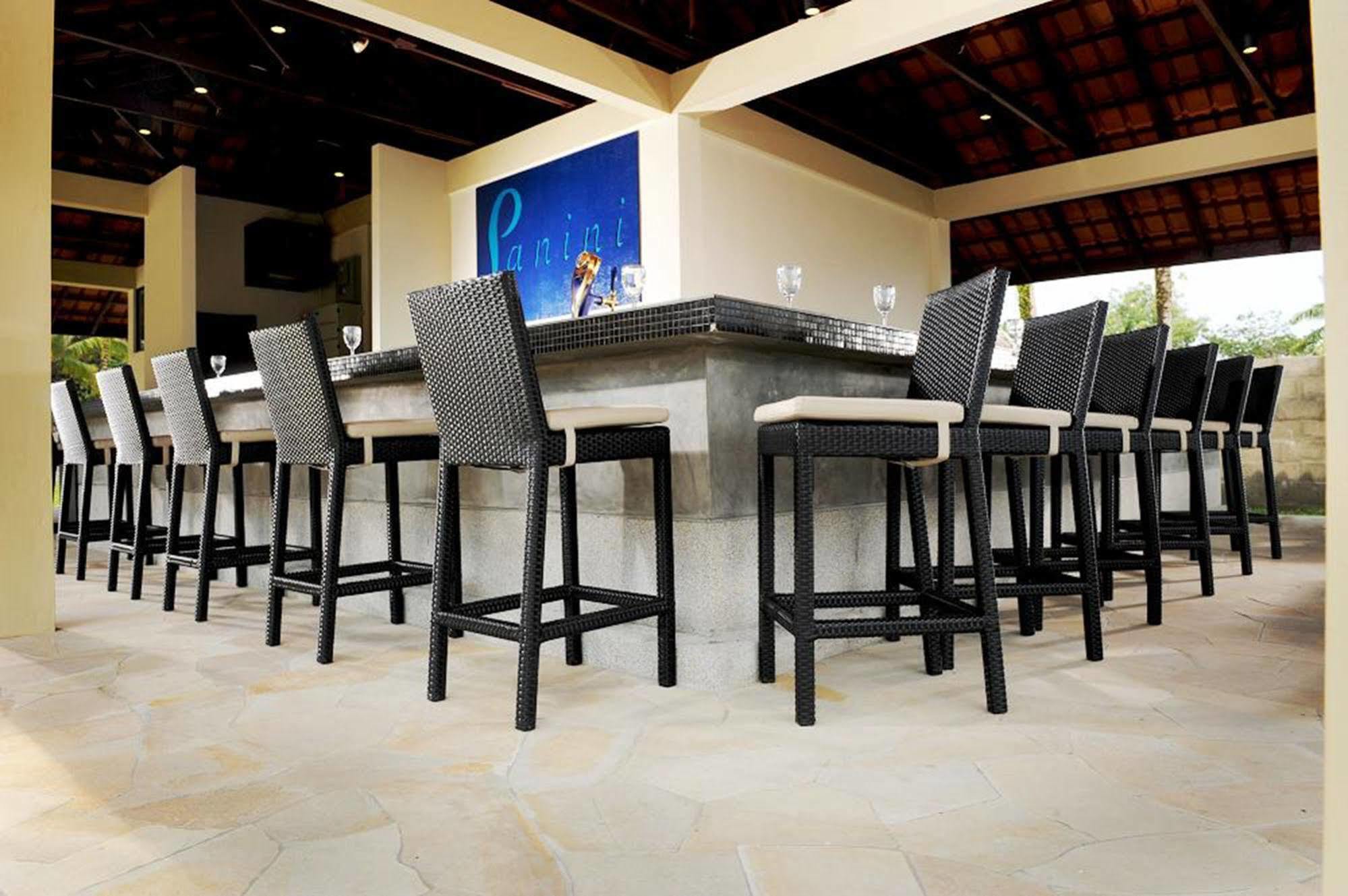 Damai Puri Resort & Spa Kuching Bagian luar foto The bar at the pool