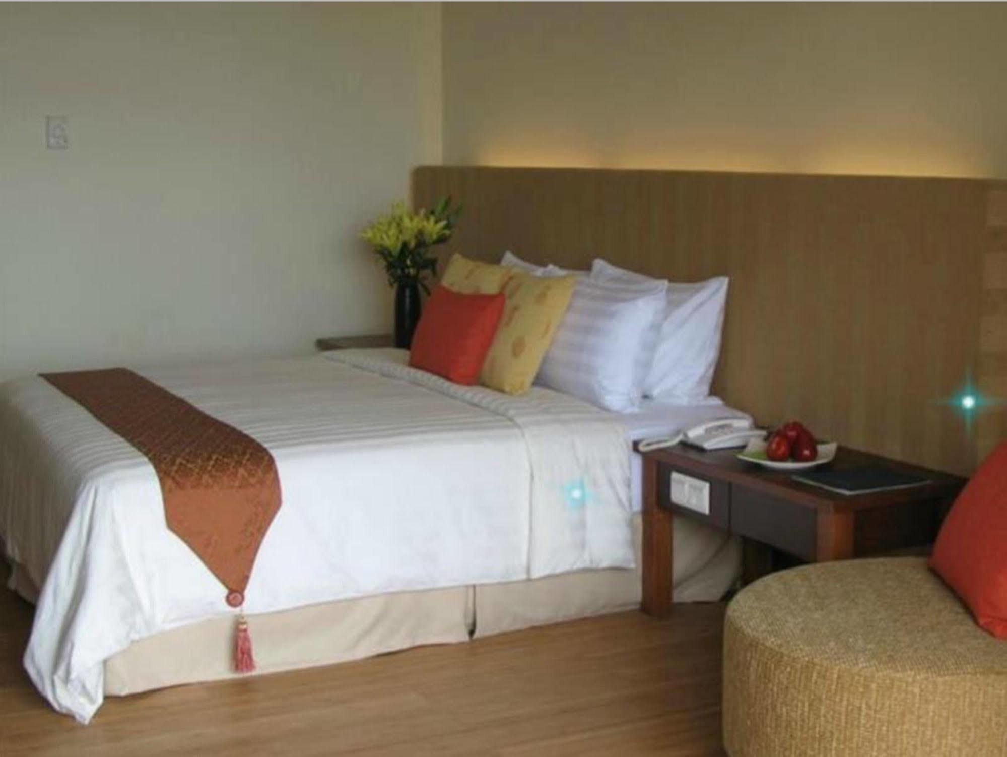 Damai Puri Resort & Spa Kuching Bagian luar foto A bedroom at the hotel