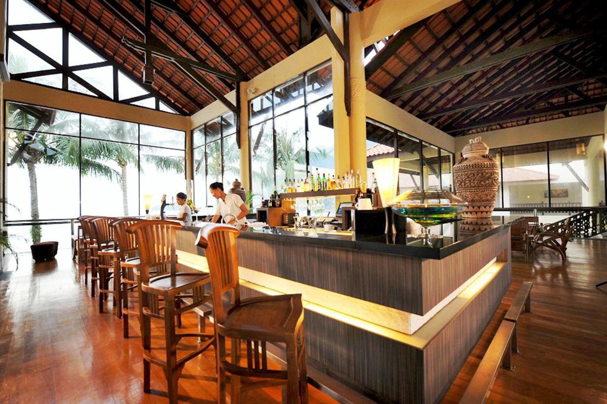 Damai Puri Resort & Spa Kuching Bagian luar foto The bar at the lobby